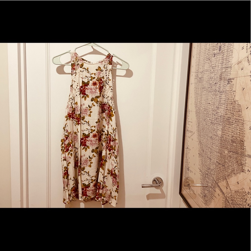 NWOT Floral sundress with key hole back, lace details, and tie up sides